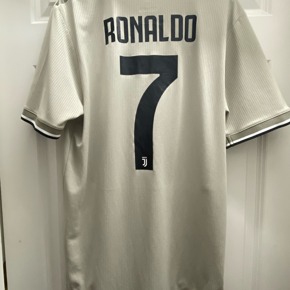 Authentic Juventus 18/19 CR7 away kit 🤍🖤❤️🤍💚